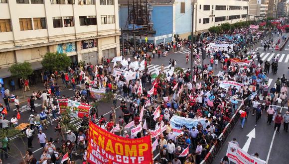 Los manifestantes estuvieron alertas de que ninguna persona revoltosa se infiltre en la marcha y genere disturbios. (Foto: Anthony Niño de Guzmán/ @photo.gec)