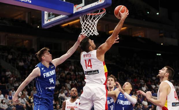 Finland's Henri Kantonen (L) vies with Spain's Willy Hernangomez who throws the ball during the FIBA Eurobasket 2022 quarter-final basketball match between Spain and Finland in Berlin, Germany, on September 13, 2022. (Photo by Oliver Behrendt / AFP)