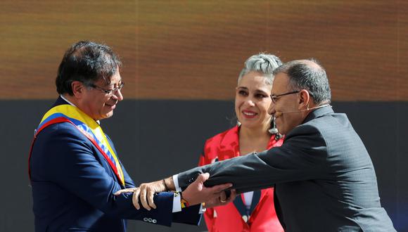 Gustavo Petro es felicitado por el presidente del Senado, Roy Barreras, cuando recibió la banda presidencial de manos de la senadora María José Pizarro durante su ceremonia de juramentación en la Plaza Bolívar, en Bogotá, Colombia.