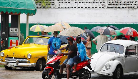 Varias personas hacen fila en una gasolinera en La Habana (Cuba).  (EFE/Yander Zamora).