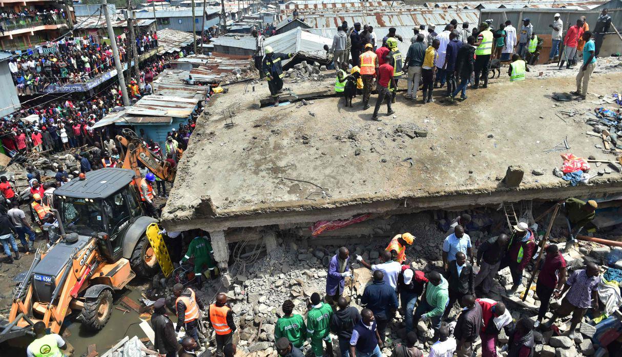 Al menos dos personas murieron este viernes al derrumbarse un edificio residencial de seis plantas en una zona desfavorecida del barrio de Embakasi, en el este de Nairobi. (Foto: AFP)