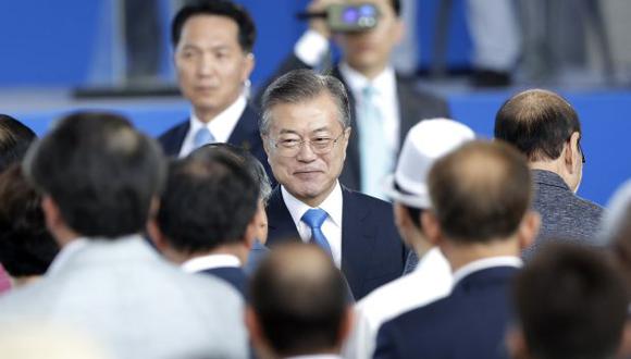 El presidente surcoreano Moon Jae-in, en el centro, llega a una ceremonia para celebrar el Día de la Liberación de Corea, marcando el 73 aniversario de la liberación de Corea del dominio colonial japonés, en Seúl. (Foto: AP)