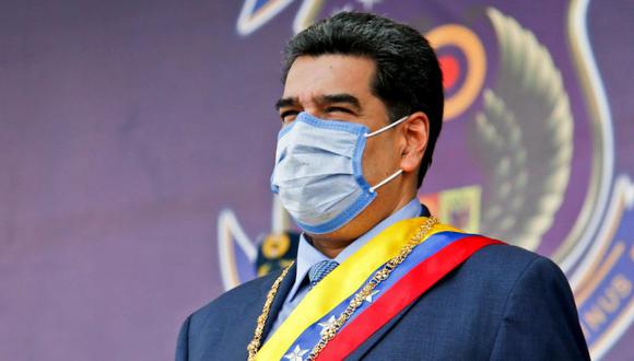 Foto del folleto difundido por la oficina de prensa de la Presidencia venezolana del presidente de Venezuela, Nicolás Maduro, con una máscara facial mientras participaba en la ceremonia de conmemoración del bicentenario de los Tratados de Regularización de la Guerra y el Armisticio, el centenario de la Aviación Militar Bolivariana y el 28 ° Aniversario del Ejército Civil. Rebelión, en Maracay, estado Aragua, Venezuela. (AFP/PRESIDENCIA VENEZOLANA).