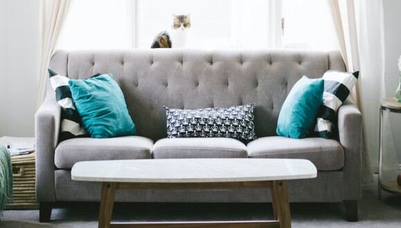 Cómo limpiar un sofá de tela con productos caseros para que quede