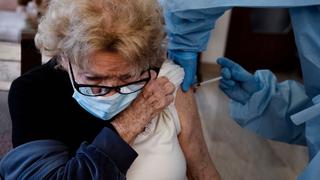 Italia registra aumento de contagios de coronavirus e intenta acelerar la aplicación de la tercera dosis