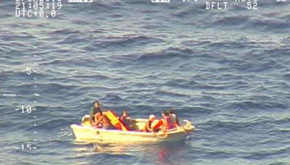 Captura de pantalla distribuida por las fuerzas militares de Nueva Zelanda que muestra la embarcación en la que fueron hallados siete supervivientes del ferri desaparecido en el Paífico, cerca de la isla de Kiribati. (Foto: AFP)