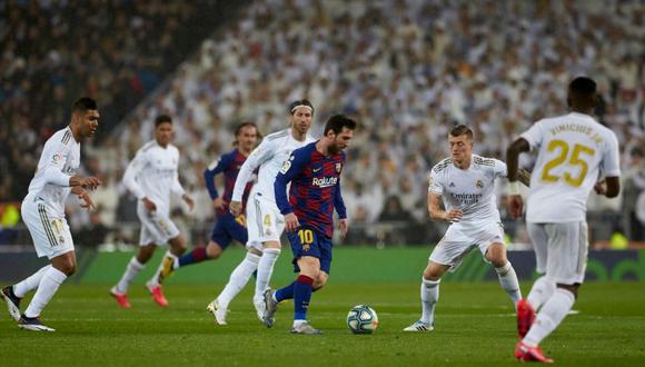 Al estilo Súper Campeones: Lionel Messi rodeado de jugador del Real Madrid en El Clásico | Foto: Agencias
