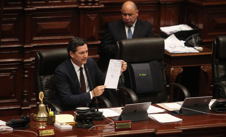 César Vásquez, vocero de APP, intentó que se retirara la firma del acuerdo de la Junta de Portavoces, pero su petición fue rechazada por el titular de la Mesa Directiva, Daniel Salaverry. (Foto: Hugo Pérez/El Comercio)