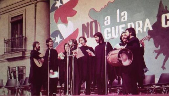 Cuando Quilapayún cantó por primera vez la melodía tuvo que hacerlo apoyado con textos, pues no se sabían la letra de memoria. Atrás, un letrero que dice: "No a la guerra civil". Foto: QUILAPAYÚN, vía BBC Mundo