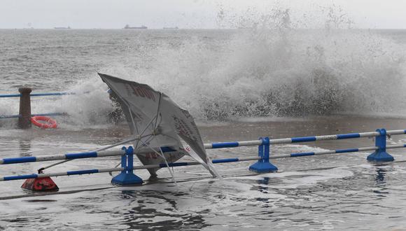 Las olas generadas por el tifón Hinnamnor rompen a lo largo de la costa de Qingdao, en la provincia oriental china de Shandong, el 5 de septiembre de 2022. (Foto referencial de AFP)