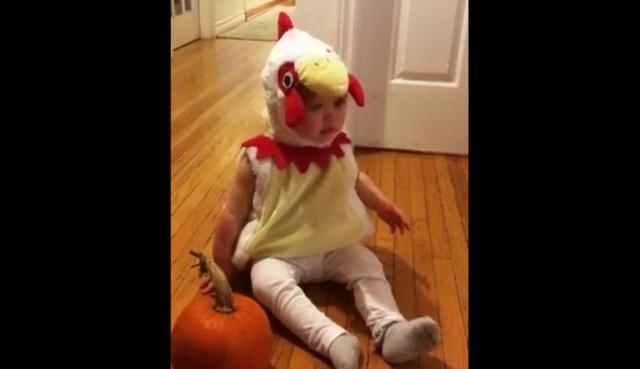 Una bebé protagoniza un video que se ha vuelto viral en YouTube. (Captura)
