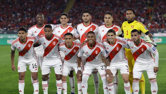 Peru's players pose for team photo during the 2026 FIFA World Cup South American qualification football match between Chile and Peru at the David Arellano Monumental stadium in Macul, Santiago, on October 12, 2023. (Photo by MARTIN BERNETTI / AFP)