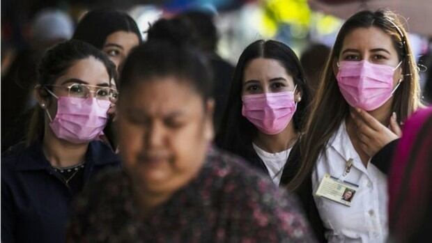 Tras conocerse el primer caso de coronavirus en México, muchos ciudadanos optaron por usar tapabocas para cubrirse nariz y boca por miedo a contagios (Foto: EFE)