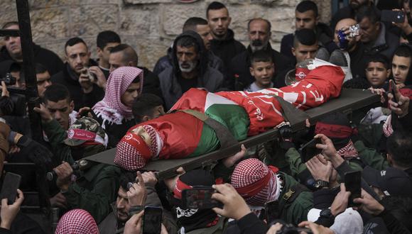 Los dolientes palestinos llevan el cuerpo de Ayad durante su funeral, en la ciudad Cisjordana de Belén, el martes 3 de enero de 2023. (AP/Mahmoud Illean)