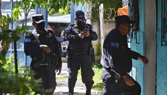 Foto referencial. Oficiales de policía participan en una operación de seguridad en Soyapango, justo al este de la capital San Salvador, el 16 de agosto de 2022. (Foto archivo: Sthanly ESTRADA / AFP)