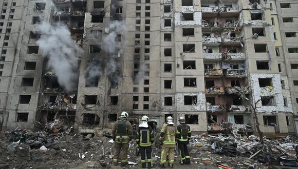 Los bomberos trabajan en un edificio residencial de varias plantas destruido por un ataque con misiles en el centro de Kiev, Ucrania, el 2 de enero de 2024. (Foto de Genya SAVILOV / AFP).