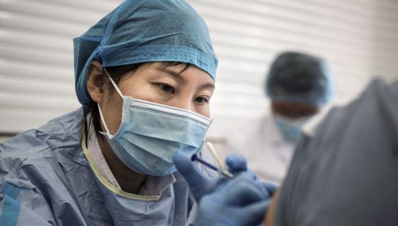 Un miembro del personal médico recibe una inyección de refuerzo de la vacuna contra el coronavirus Sinopharm Covid-19 en un hospital de Wuhan, en la provincia central china de Hubei. (Foto: AFP/ China OUT).