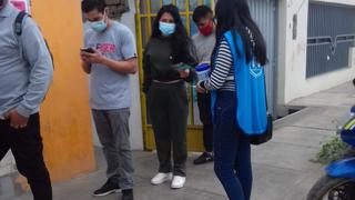 Trujillo: jóvenes piden donaciones en exteriores de locales de votación para comprar una planta de oxígeno 