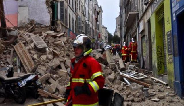 Al menos 60 bomberos estaban desplegados hacia el mediodía para buscar a eventuales víctimas bajo los escombros. (Foto: Twitter/@Gorigoni)