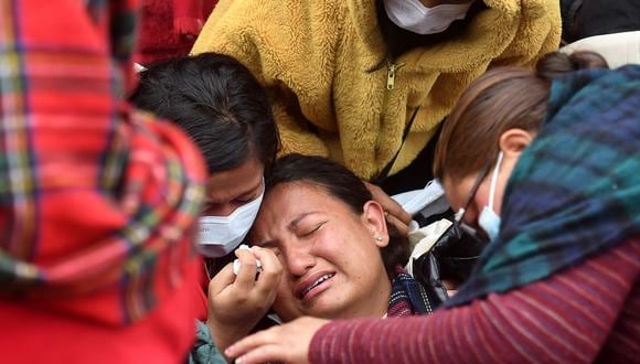 Familiares y parientes de las víctimas que murieron en un accidente aéreo de Yeti Airlines, lloran afuera de un hospital en Pokhara el 16 de enero de 2023. (Foto: Prakash MATHEMA / AFP)