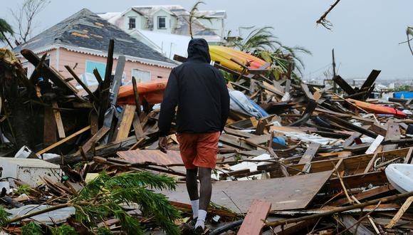 Un hombre camina entre los escombros dejados por el huracán Dorian en la ciudad de Marsh Harbour, Bahamas, islas Ábaco. (REUTERS / Dante Carrer).