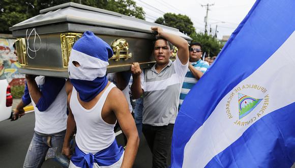 Familiares y amigos cargan el féretro del estudiante Gerald Velázquez, quien murió por disparos de las fuerzas de Daniel Ortega en la Universidad Nacional Autónoma de Nicaragua. (Foto: AFP/Inti Ocon)