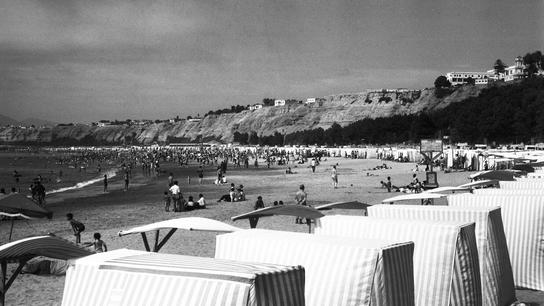 Lima, 1 de enero de 1957. Una vista general de Agua Dulce en los años 50, cuando las carpas de colores blanco y azul o rojo abundaban en su playa.