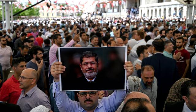Miles participan en oración en memoria de Mohamed Mursi en Turquía. (Foto: AFP)