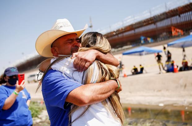 Cientos De Familias Migrantes Pudieron Recibir Un Abrazo En La Frontera De México Y Eeuu Fotos 7828