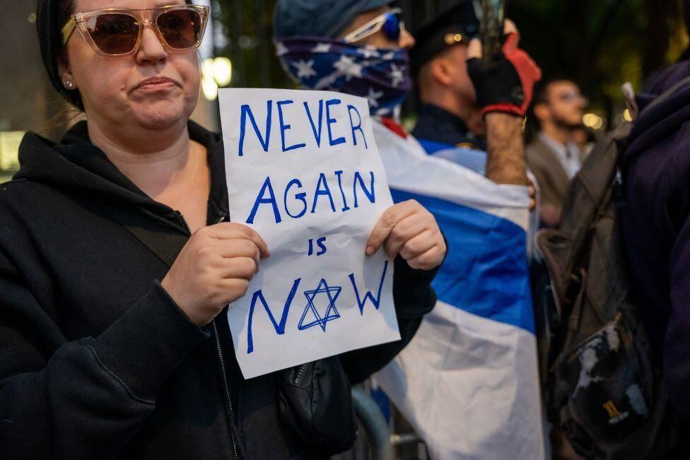 A woman at a demonstration at Columbia University in New York supporting Israel.  (GET IMAGES).