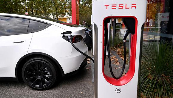 Tesla habría encontrado una manera de hacer más económico el uso de sus autos eléctricos. (Foto: AFP)