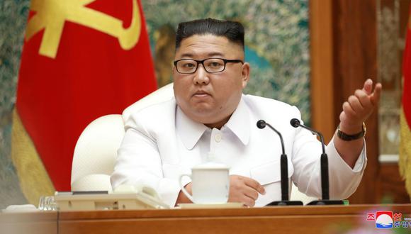 El líder norcoreano Kim Jong-un celebra una reunión ampliada de emergencia del Buró Político del Comité Central de WPK. (Foto: KCNA/REUTERS).