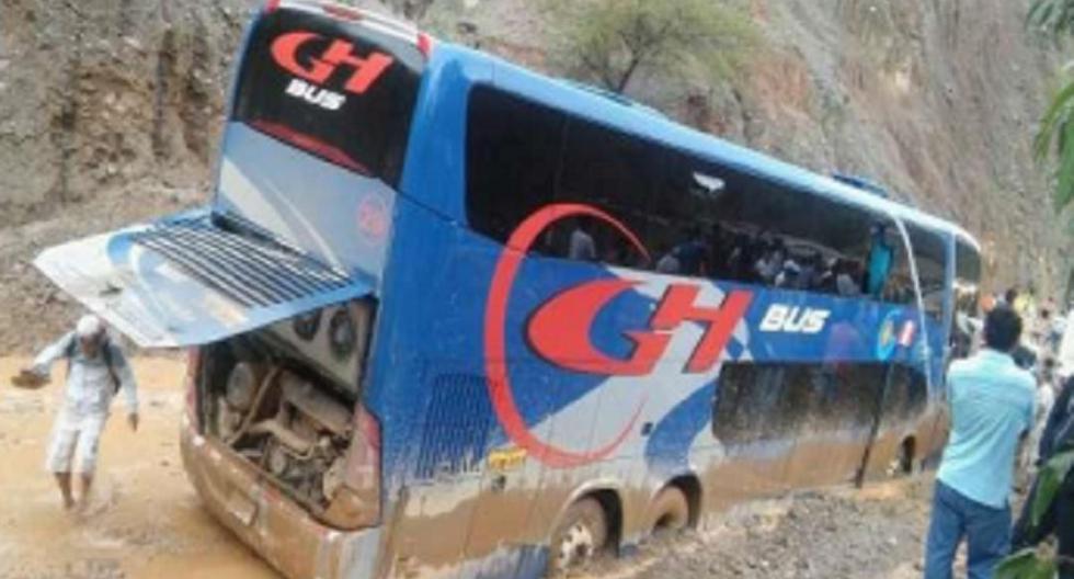 A causa del mal tiempo, el ómnibus de la empresa Oropesa se despistó en Huancavelica, y varias personas resultaron con heridas leves. (Foto: Andina)