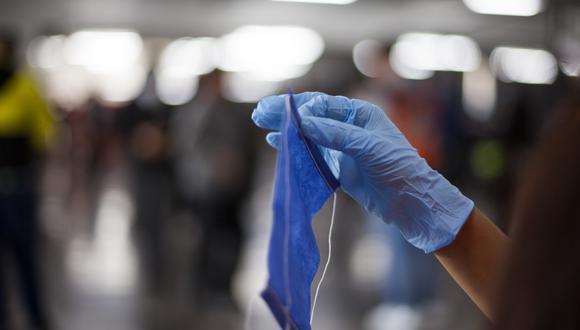 Mascarillas y guantes fueron desechados en plena vía pública. (Foto: AFP)