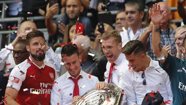 Los futbolistas del Arsenal que no disputaron el duelo ante Chelsea celebraron la obtención del galardón. (Foto: AFP)