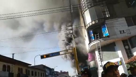Bomberos tratan de controlar la emergencia y se procedió con la evacuación de al menos 10 personas. (Captura: Cadena TV Huancayo)
