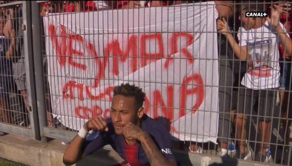 Neymar se frotó los ojos como si estuviera sollozando. La llamativa celebración se dio detrás de una pancarta que criticaba la "actitud llorona" del crack del PSG. (Foto: AFP)