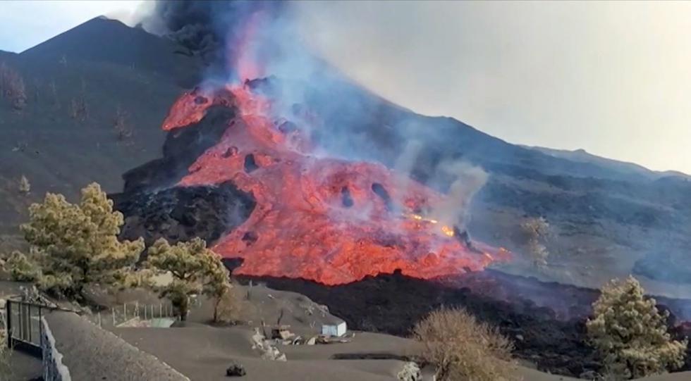 Esta captura de video del Instituto Geológico y Minero de España (IGME-CSIC) muestra una de las corrientes de lava que fluye y transporta piedras después de que un cono del volcán de La Palma colapsara. (AFP).