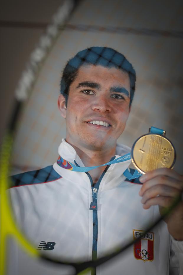 Diego Elías exhibiendo su medalla de oro junto a su raqueta. (Foto: Hugo Pérez / El Comercio)