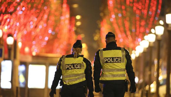 La policía de Francia patrulla París durante la noche de Año Nuevo. (Foto: Stefano RELLANDINI / AFP).