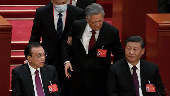 El expresidente Hu Jintao es acompañado fuera del recinto durante el Congreso del Partido Comunista.