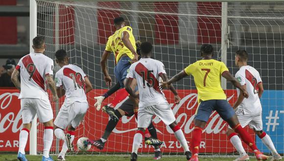 Yerry Mina anotó el primer gol del partido para Colombia tras una mala salida de Pedro Gallese. (Foto: AFP)