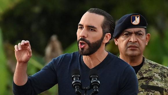 El presidente de El Salvador, Nayib Bukele, habla ante unos 14.000 soldados reunidos en un campo cerca de un cuartel militar en las afueras del pueblo de San Juan Opico. (MARVIN RECINOS / AFP).
