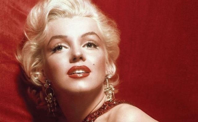Un 1 de junio de 1926 llegaba al mundo una de las mujeres más icónicas en la historia: Marilyn Monroe. Una estrella adelantada a su tiempo que aunque fue la prueba fehaciente de lo que puede hacer la peor cara de Hollywood, logró dejar de ser un símbolo sexual para convertirse en todo un estandarte feminista. Para recordarla, mencionamos algunas de sus palabras más impactantes que marcaron a millones de mujeres alrededor del mundo.
(Foto: IG @marilymonroe)