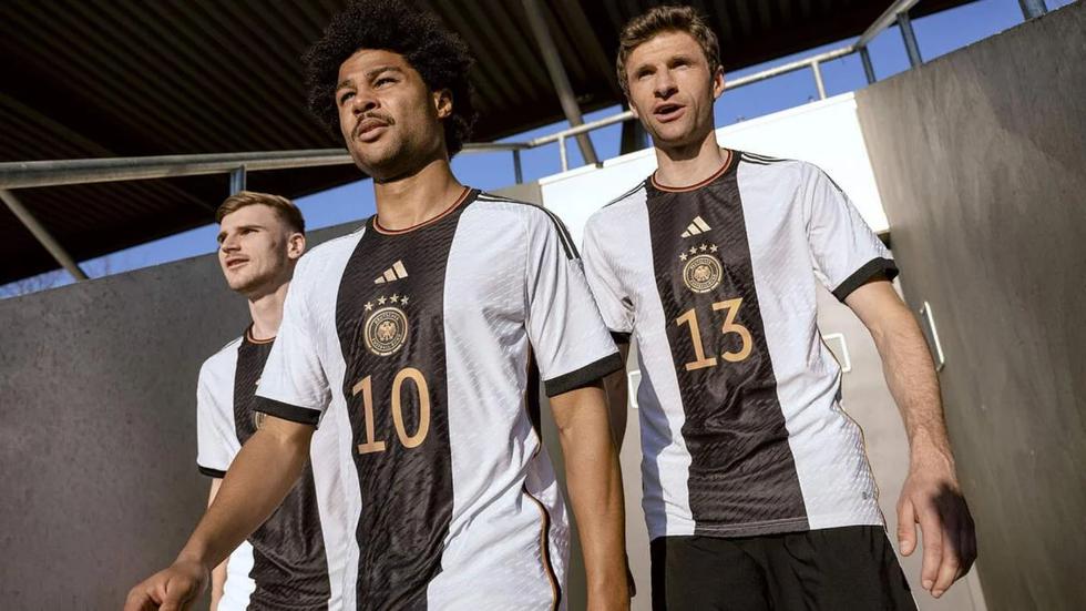 Las camisetas de fútbol y sus números, el extravagante fetiche del deporte  más seguido del mundo