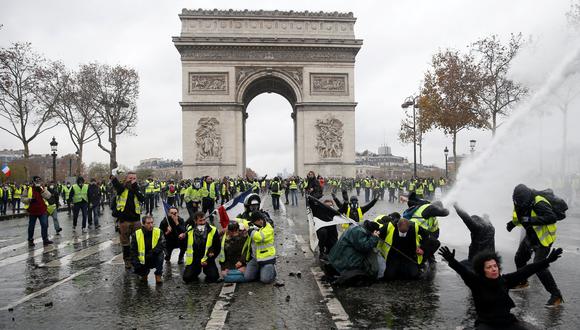 "Chalecos amarillos" en Francia: Emmanuel Macron suspende subida del combustible y congela precio de luz y gas tras protestas. (Reuters).