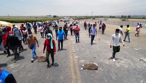 Ica: Panamericana Sur permanece bloqueada por demandas de trabajadores del sector agro. (Foto: Genry Bautista Linares)