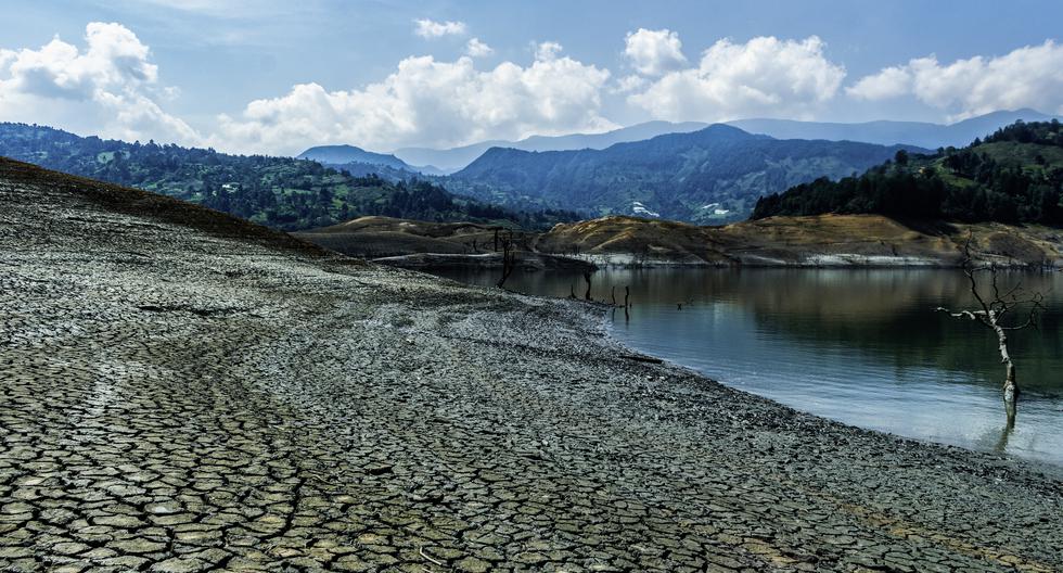 Vista que muestra el bajo nivel de agua del embalse Guavio que alimenta la Central Hidroeléctrica Guavio en Gachala, Departamento de Cundinamarca, Colombia, el 16 de abril de 2024.(Foto de Jhojan Hilarión / AFP).