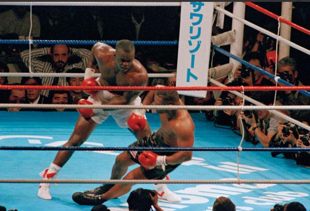 El preciso instante de la caída de Mike Tyson. | Foto: Agencias