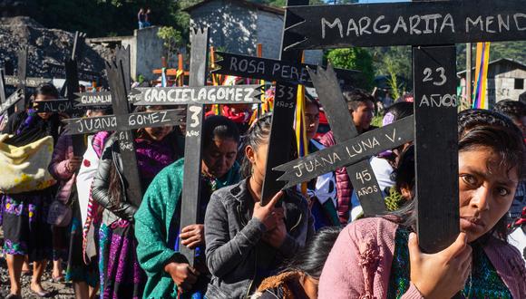 Indígenas tzotziles participan en una peregrinación durante el 25 aniversario de la masacre de Acteal, en el municipio de Chenalhó, estado de Chiapas (México).